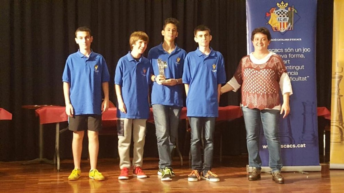 Els jugadors de l’Escacs Lleida llueixen el seu trofeu a Lloret.