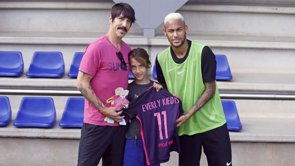El líder de la banda musical Red Hot Chili Peppers i la seua filla, ahir amb Neymar a l’entrenament.