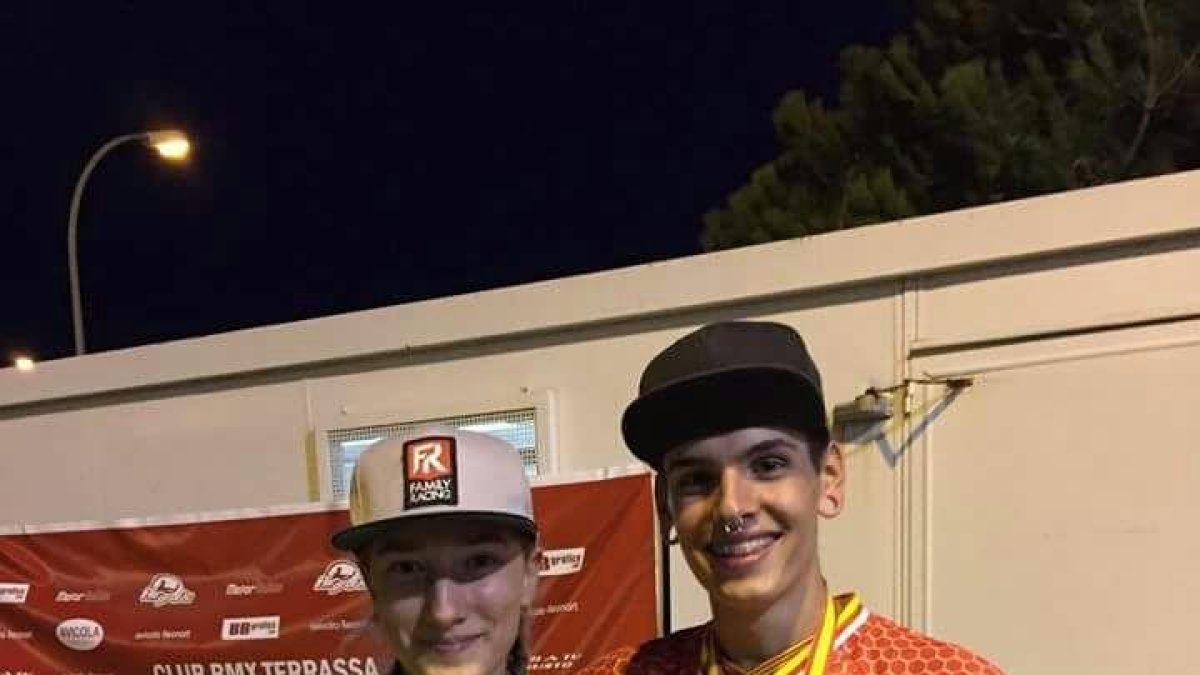 Griselda Artigas i Saül Conde, amb les medalles.