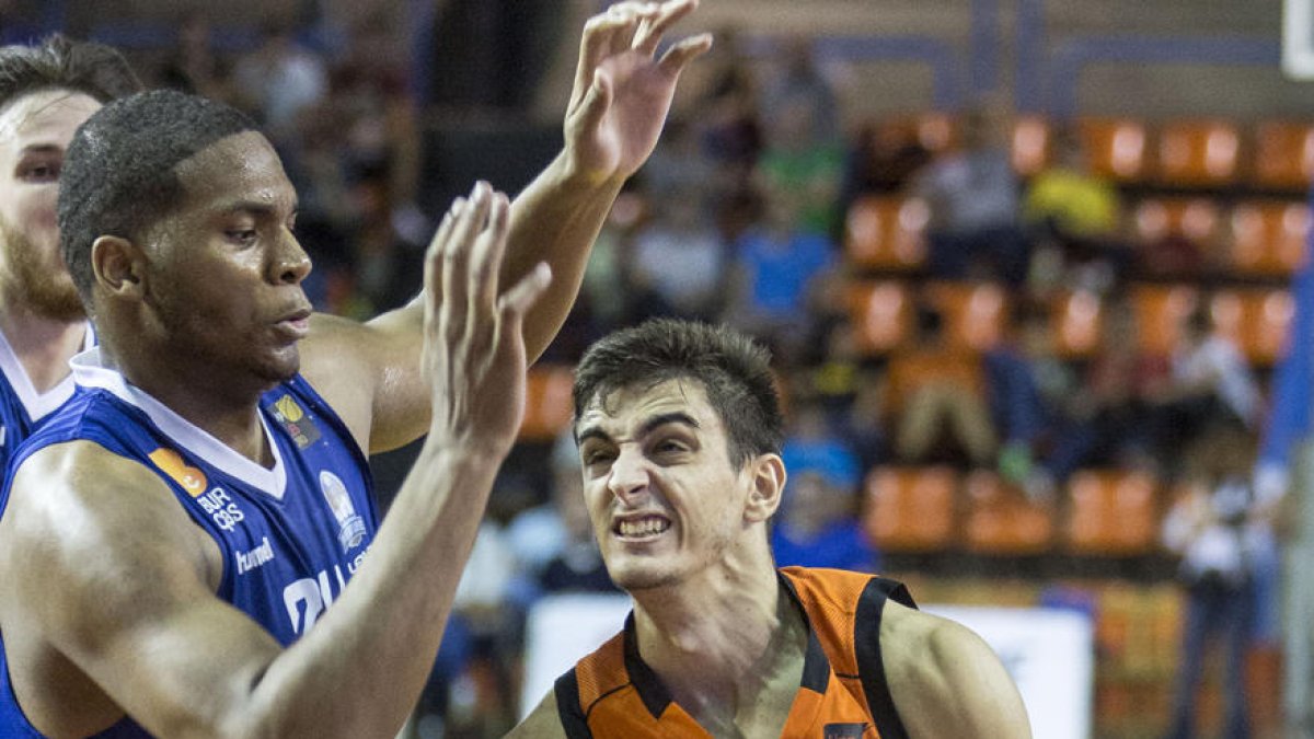 Marc Rubín de Celis intenta una penetració davant de la defensa de Soluade.