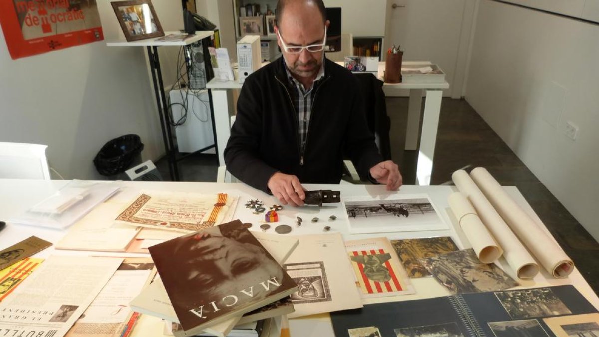 La catalogación de los nuevos objetos cedidos al Espai Macià.