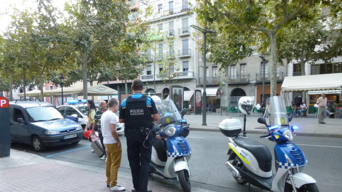 Agents de la Guàrdia Urbana, ahir, al lloc dels fets.