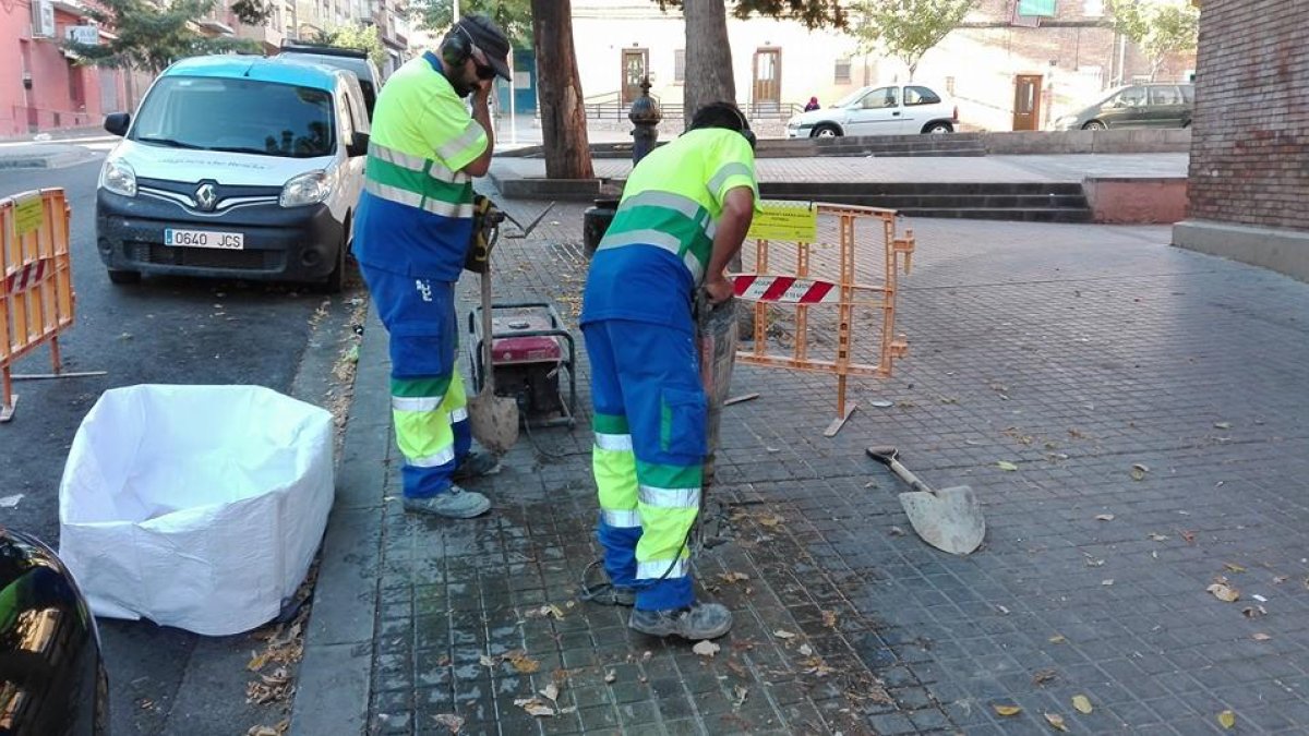 Operaris reparant ahir la fuita d’aigua a la Mariola.