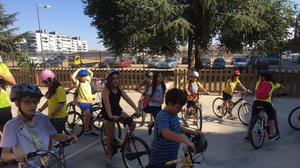 Desenes d’alumnes es van desplaçar fins al Camp Escolar en bici.