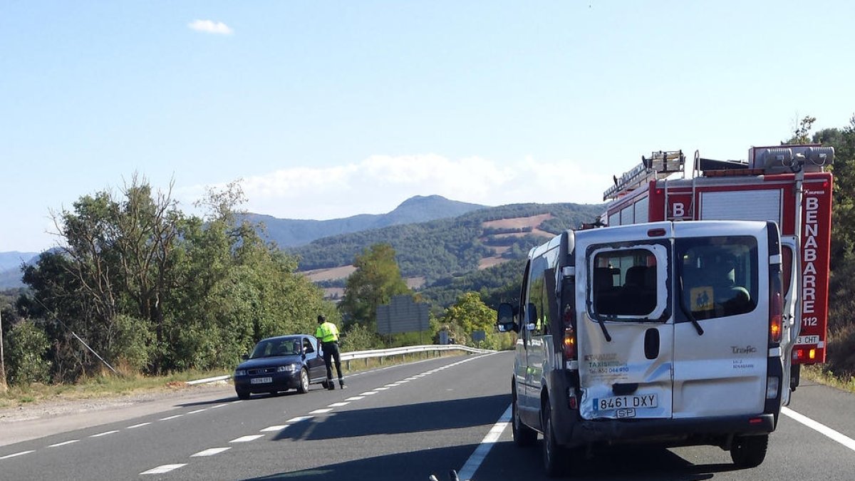 Vista de la furgoneta i de la moto després de l’accident ahir a l’N-230 a Benavarri.