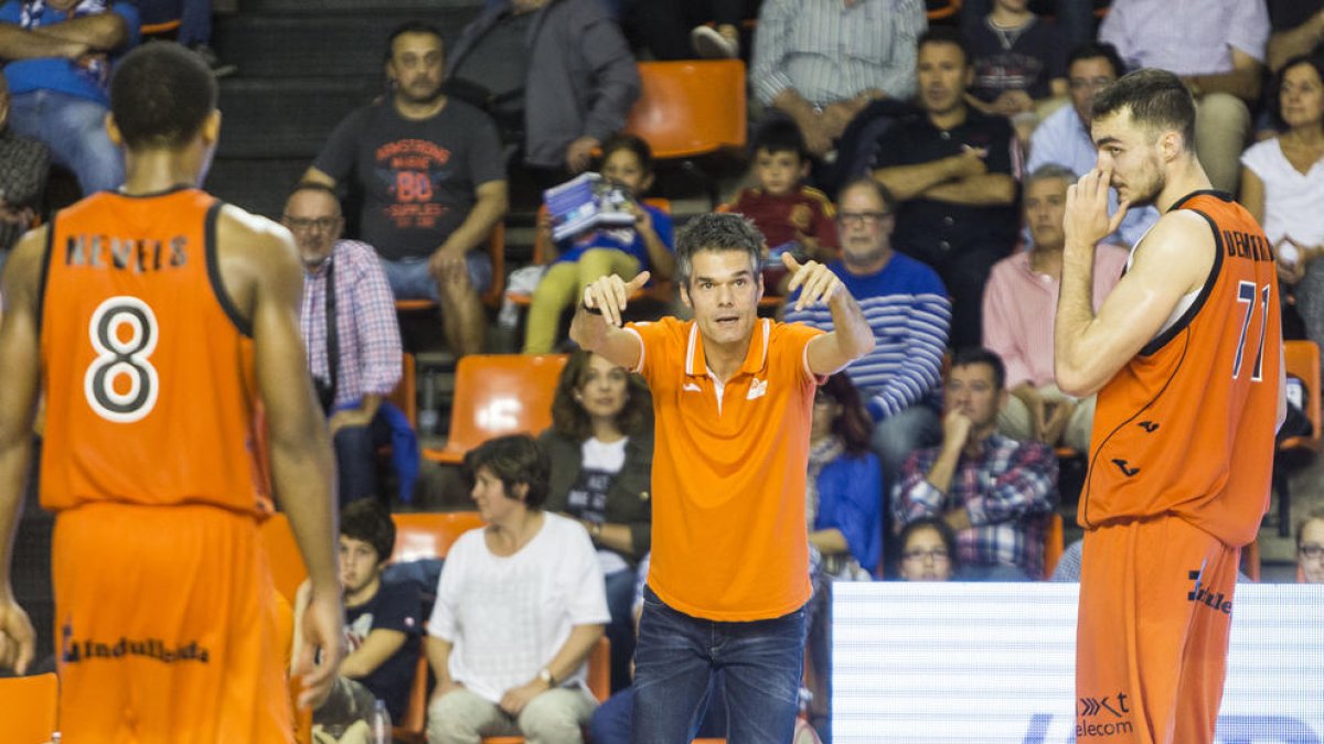 Borja Comenge, alliçonant els seus homes durant el partit.