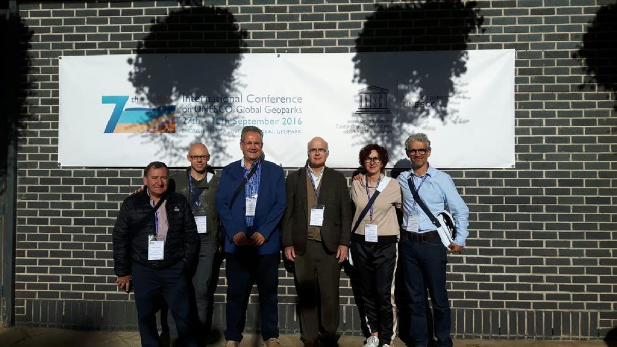 Els sis membres de la delegació lleidatana, a la seu del congrés, a Torquay (Anglaterra).