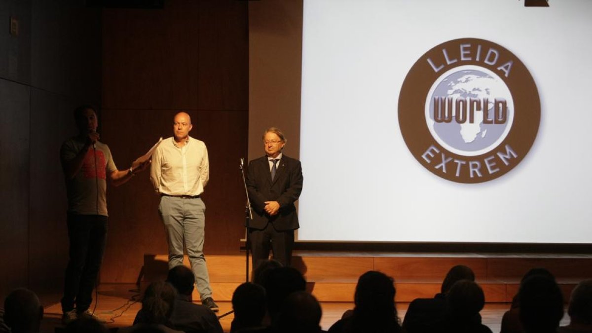 Climent va presentar ahir el documental a l’Orfeó, al costat del president Antoni Soliva i Paco Cerdà.