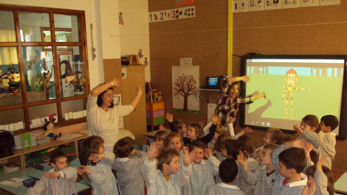 Alumnes de La Salle, durant la projecció d’un vídeo amb consells.