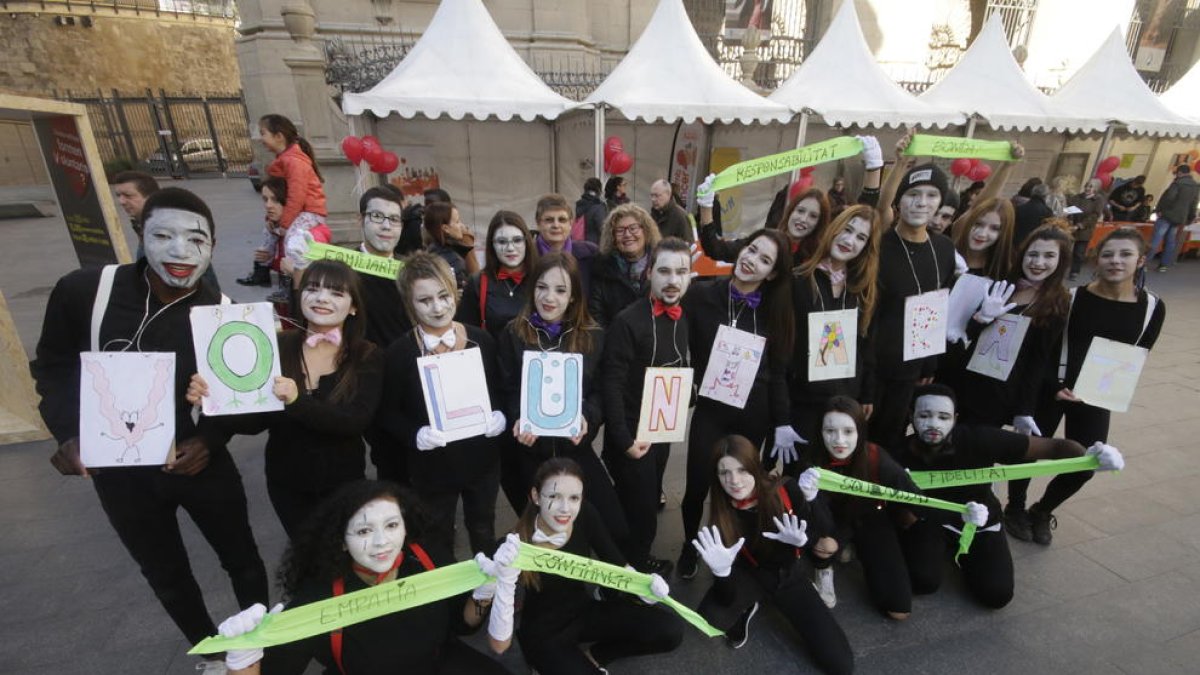 Alumnes de l’institut Ronda van col·laborar a la fira d’entitats amb diverses activitats.