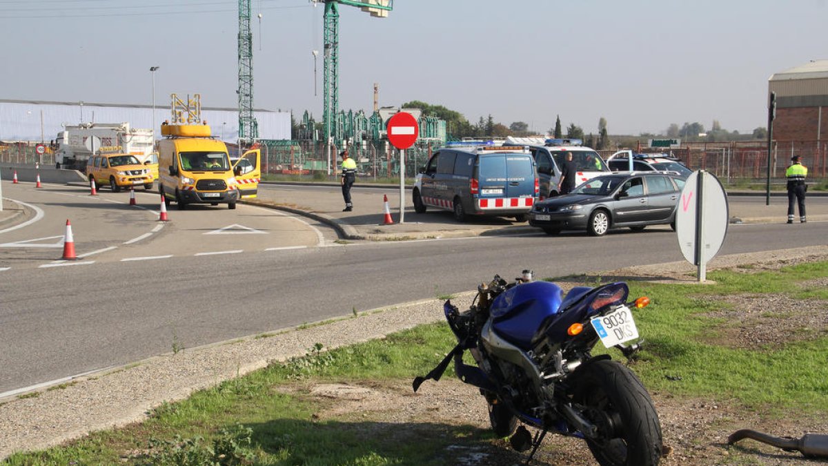La moto sinistrada va quedar a l’interior de la rotonda de l’LL-11 als Alamús.