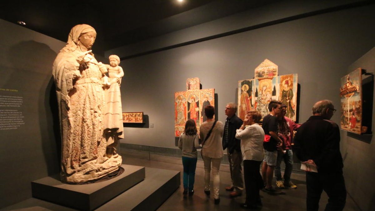 Visitantes el año pasado en una de las salas de arte medieval del Museu de Lleida, Diocesà i Comarcal, declarado de ‘interés nacional’.