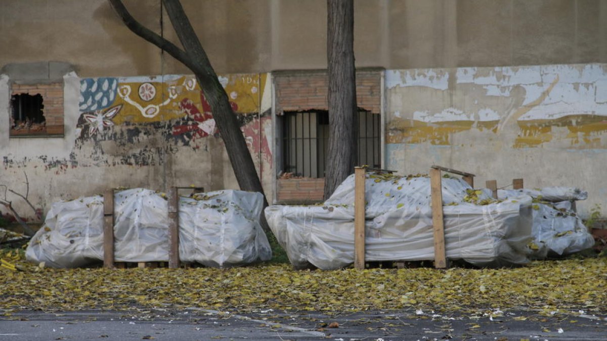 Las vigas que contienen amianto, ayer debidamente protegidas en el patio del recinto de Magisteri.
