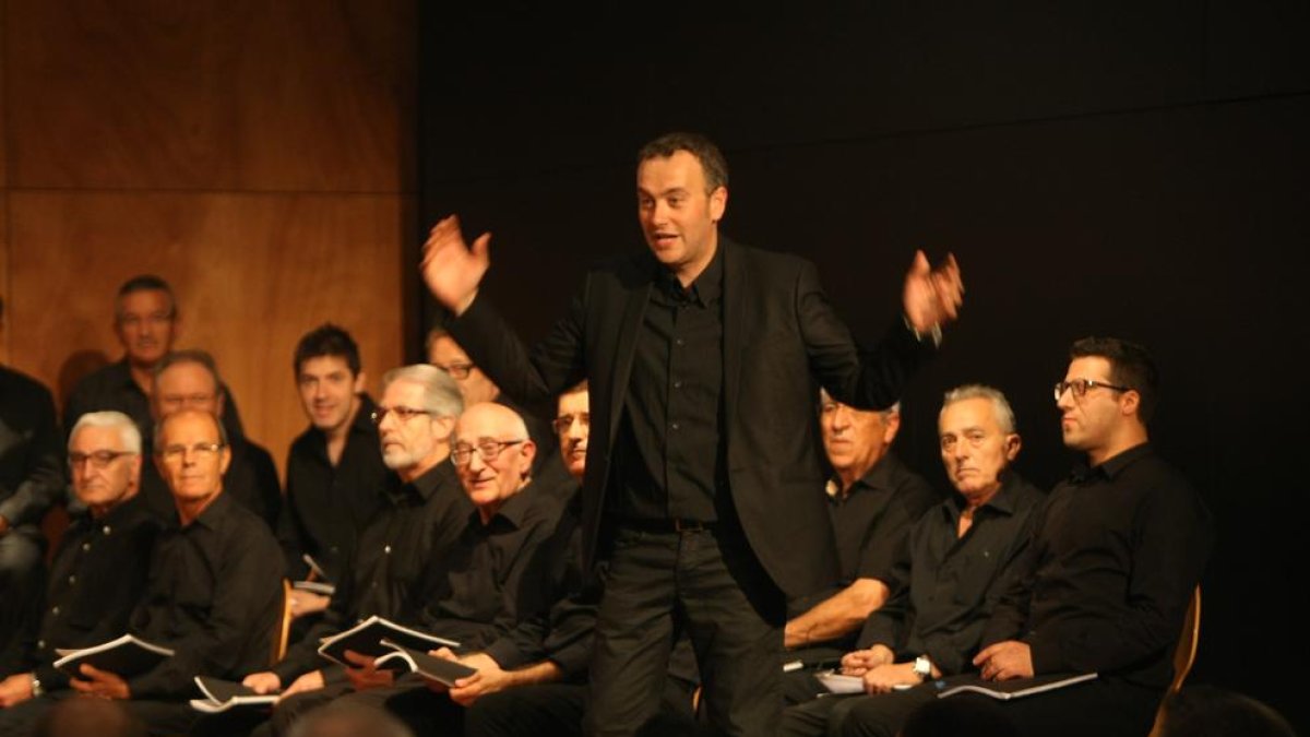 El músic, compositor i director Pedro Pardo, l’any passat en un assaig al capdavant de l’Orfeó Lleidatà.