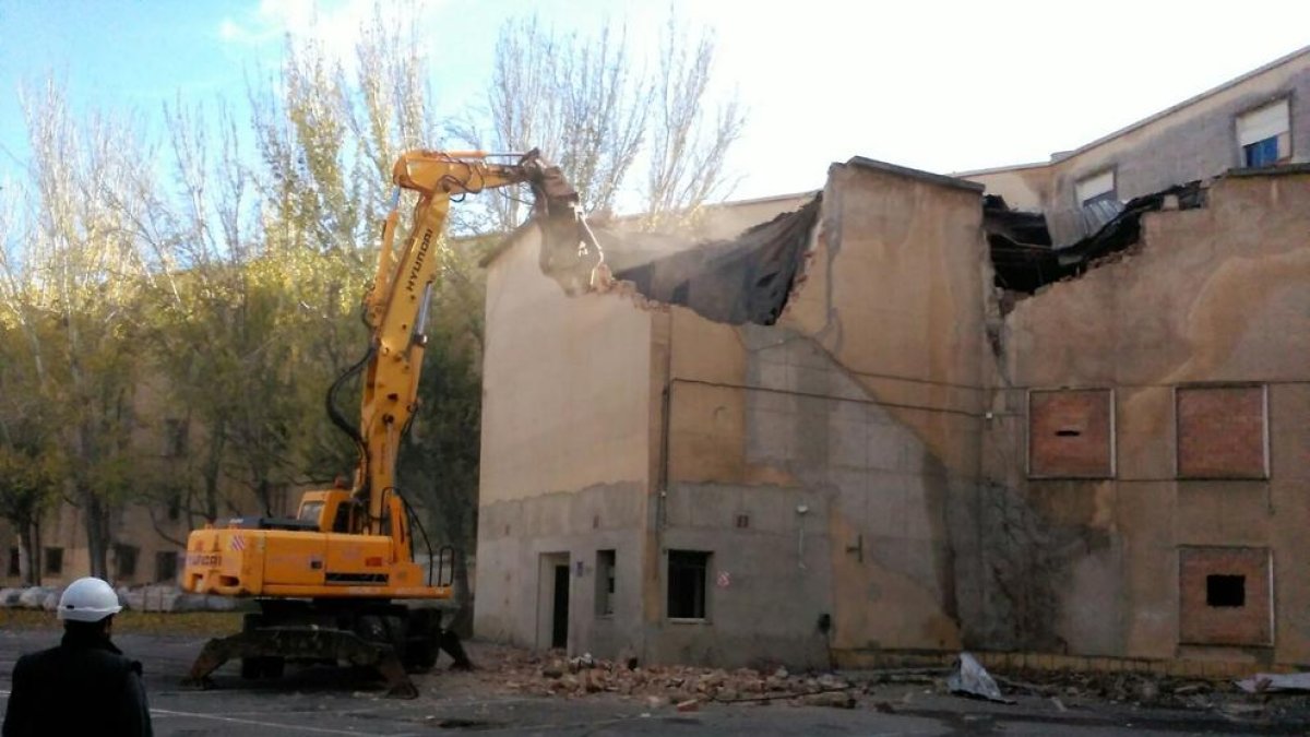 Reprenen les obres de demolició de l'edifici de Magisteri