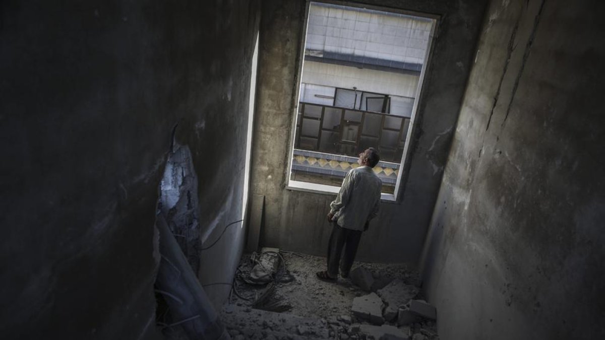 Un home observa els danys causats per una bomba a Alep.