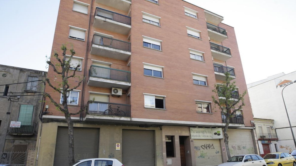 Uno de los bloques donde la Paeria compró un piso en La Bordeta.