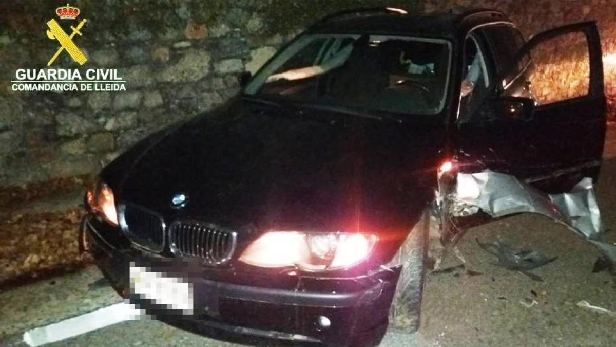 Estado en el que quedó el coche de un sospechoso tras arrollar a las patrullas de la Guardia Civil.