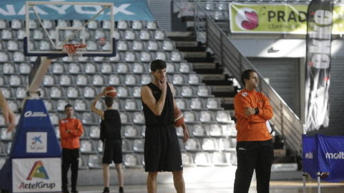 Agustí Sans, al costat del segon entrenador Jorge Serna, durant el seu primer entrenament amb l’Actel.