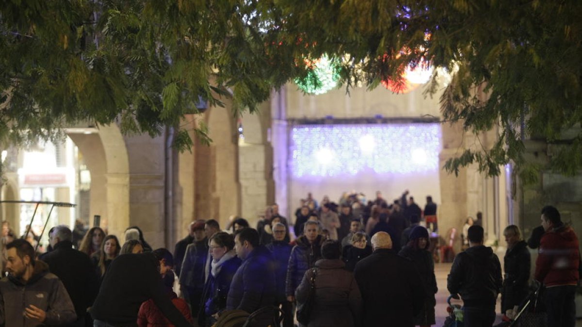 L’obertura dels comerços va animar a passejar per l’Eix Comercial durant la tarda.