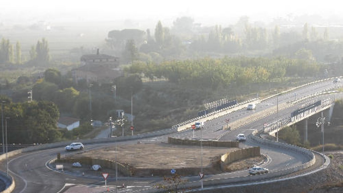 Vista de la nova rotonda que s’ha habilitat i que només està pendent d’enjardinar.