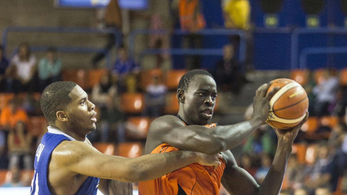 Papa Mbaye, durant el partit de divendres a Burgos.
