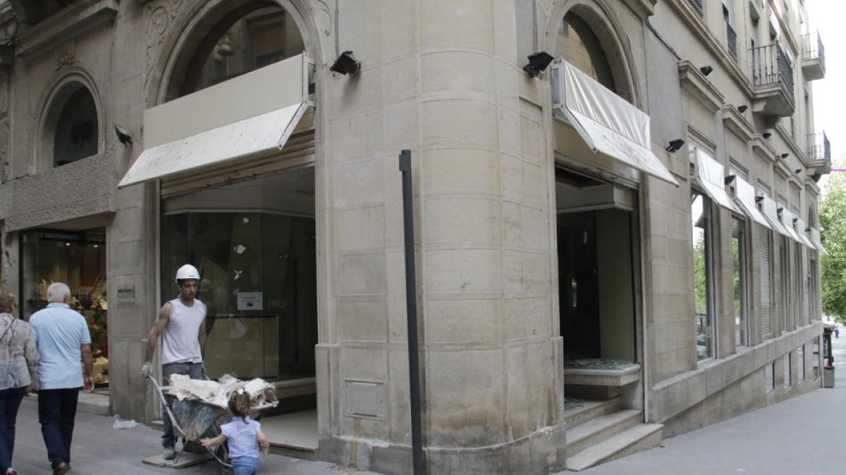 La tienda de ropa Teixidó, que data de 1930 y estaba en la esquina de las calles Major y Cavallers, ya está siendo desmantelada.