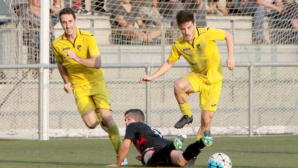 Dos jugadors de l’EFAC en superen un del Reus en una jugada del partit d’ahir.