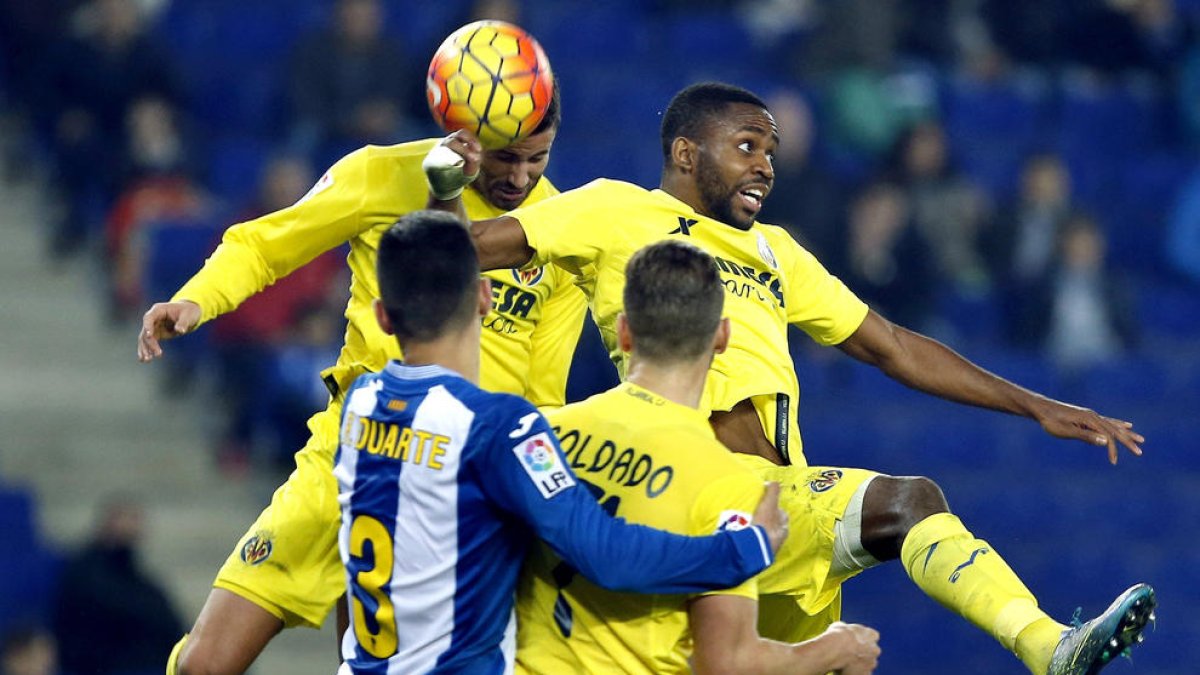 Musacchio pica de cap la pilota davant Duarte i diversos companys.