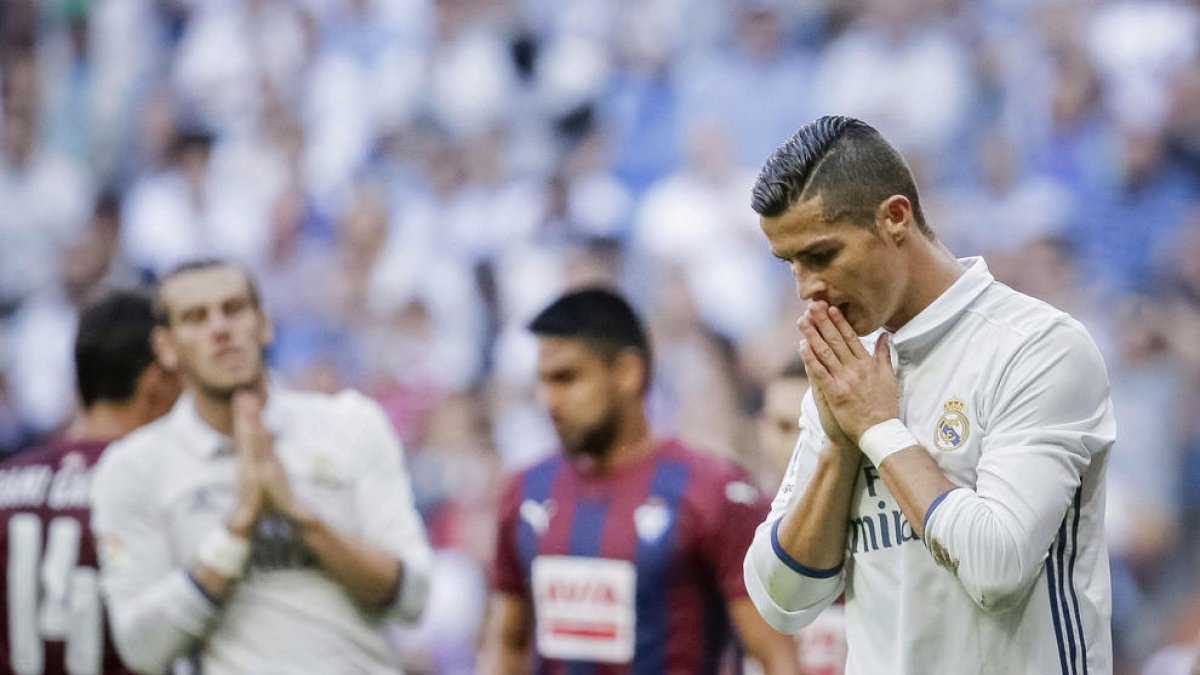 Bale i Cristiano Ronaldo es lamenten a l’acabar el partit per la falta de punteria.