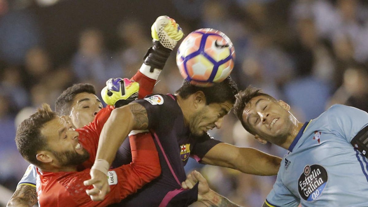 Neymar es dol del genoll per l’entrada d’un rival.