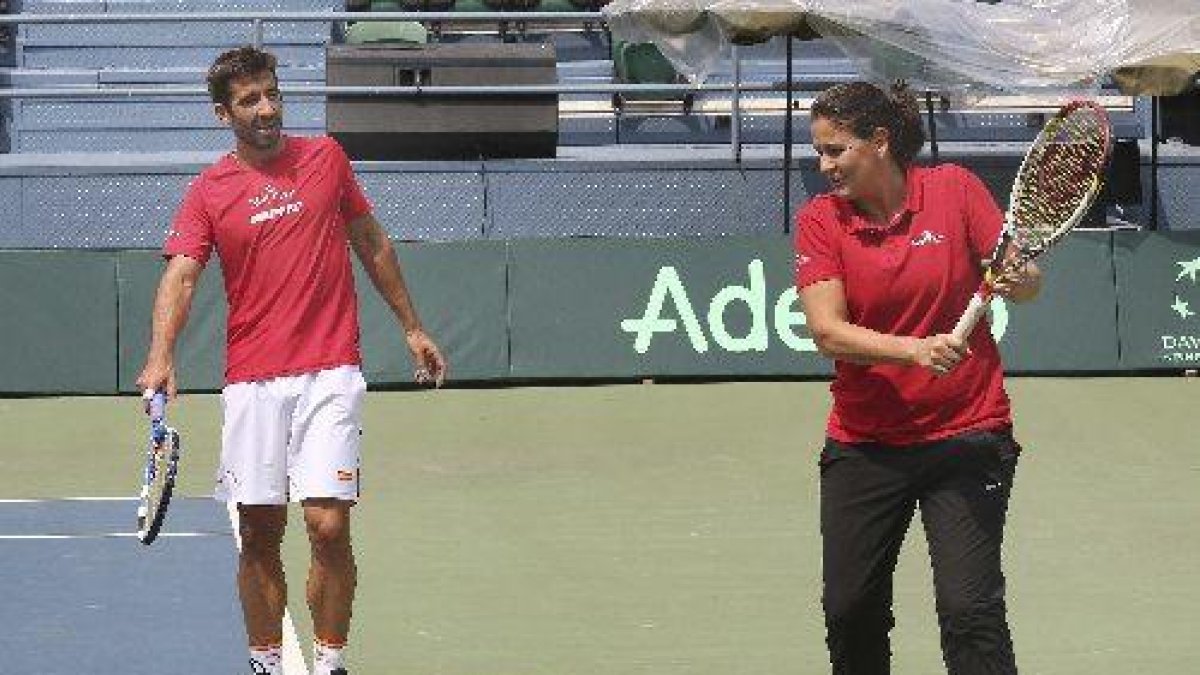 Marc López i la capitana Conchita Martínez, durant una sessió d’entrenament a Nova Delhi.