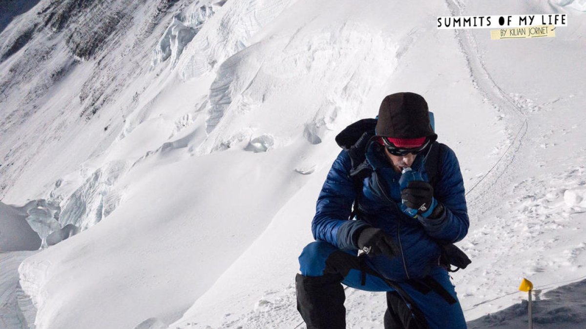 El montañero de Bellver de Cerdanya se hidrata en la cota 7.500, en plena ascensión al Everest.