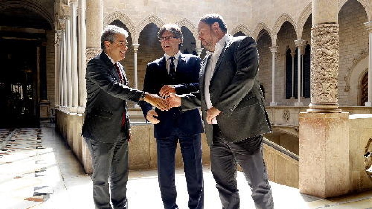Homs, Puigdemont i Juqueras, ahir al Palau de la Generalitat, a Barcelona.