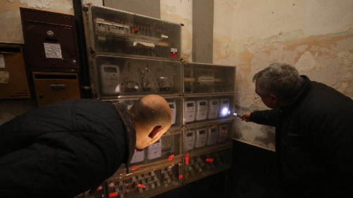 Imatge d’arxiu d’una inspecció de comptadors elèctrics en mal estat en un bloc de la Mariola.
