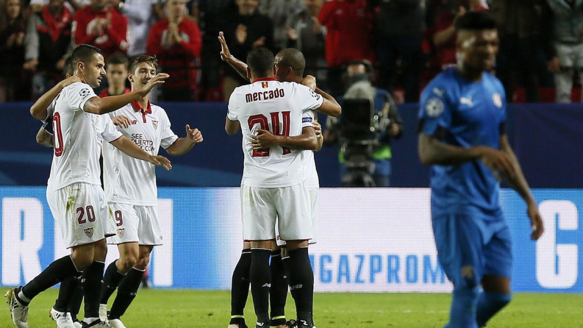 Los jugadores del Sevilla celebran el segundo gol del equipo.