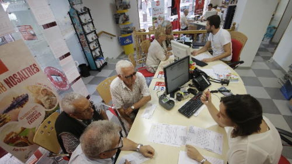 Centenars de jubilats es van dirigir ahir a les agències de viatges per tancar els seus viatges.