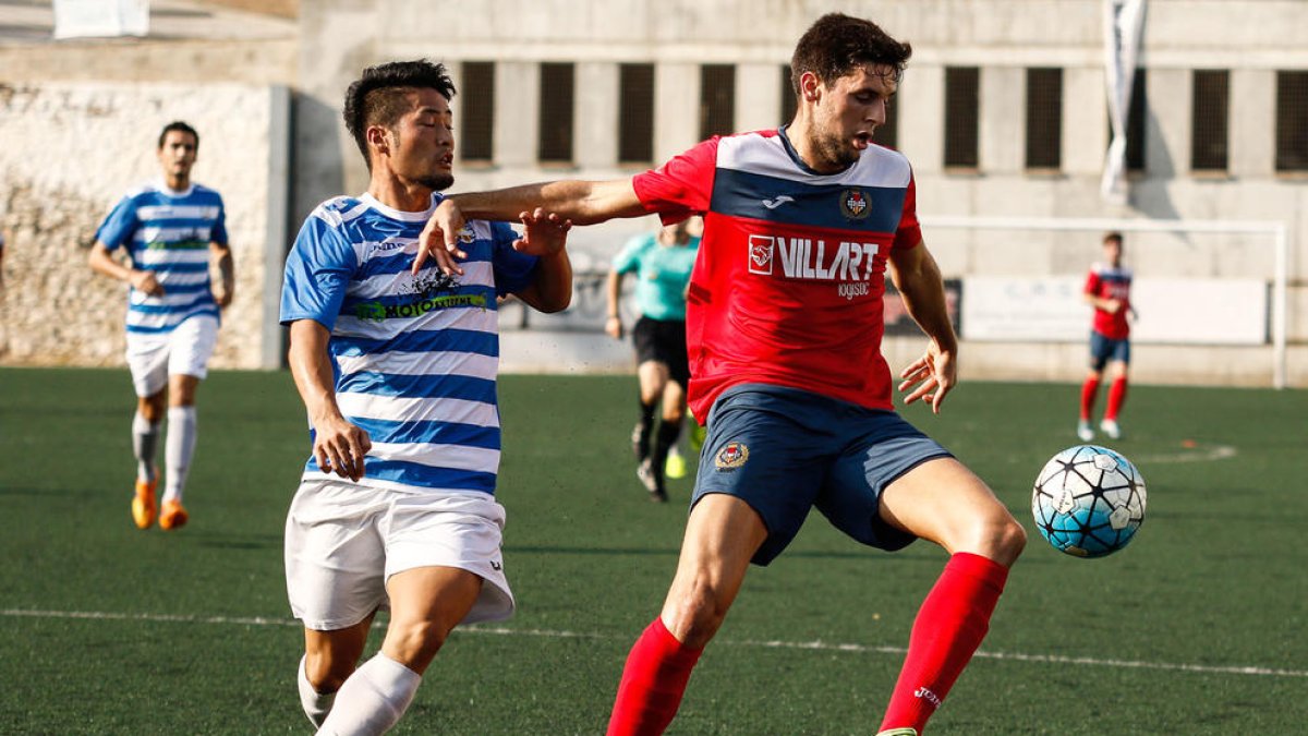 Un jugador del Balaguer controla la pilota davant de la pressió d’un rival en una jugada del partit d’ahir.