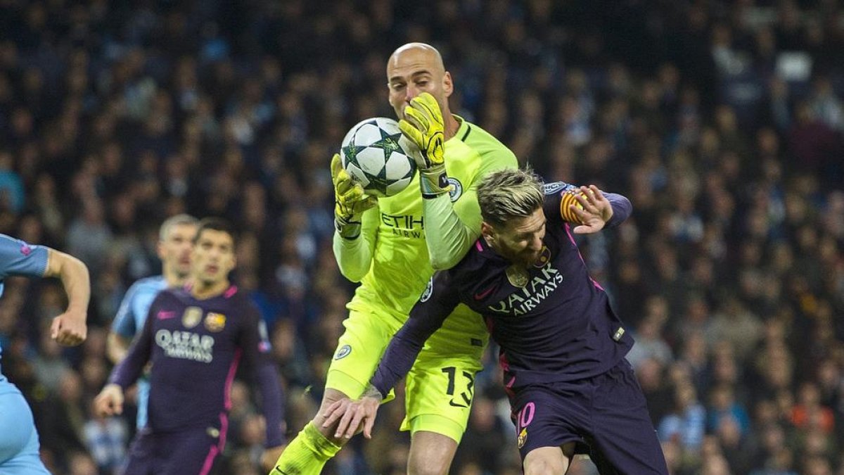 Caballero i Messi, en una acció del partit de dimarts a l’Etihad Stadium.