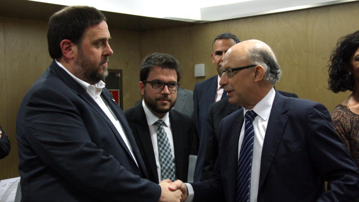 Junqueras saluda a Montoro, al inicio de la reunión de ayer del Consejo de Política Fiscal y Financiera.