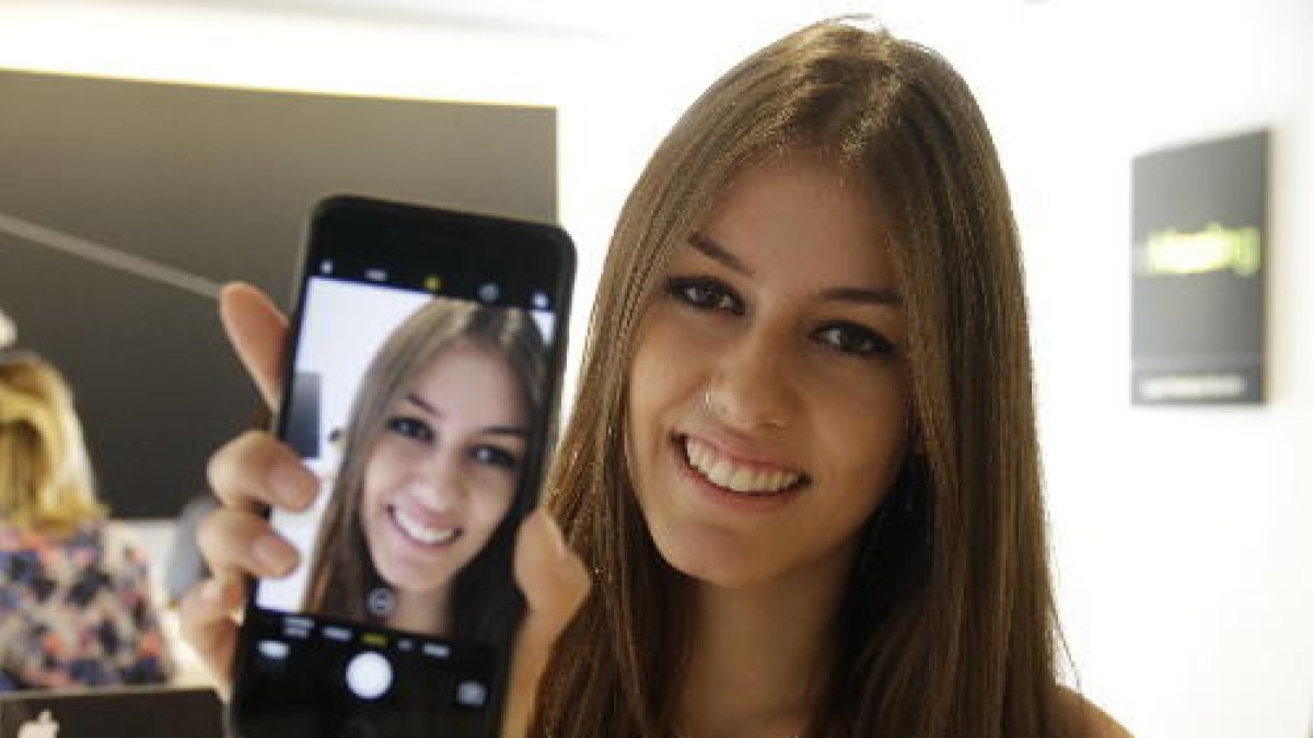 Ainhoa, 20 anys ■ “He tingut abans el 4 i el 6. Aquest últim me’l van robar a l’estiu i ja vaig decidir esperar-me al nou. En tenia moltes ganes i he tingut molta sort de ser de les primeres.”