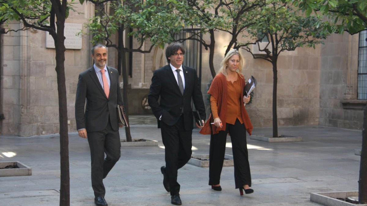 Joan Vidal, Carles Puigdemont y Neus Munté ayer antes de la reunión del Govern.