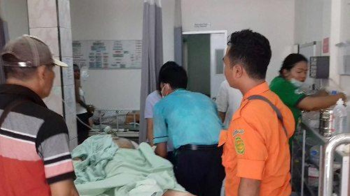 Un equip mèdic assisteix un dels ferits.