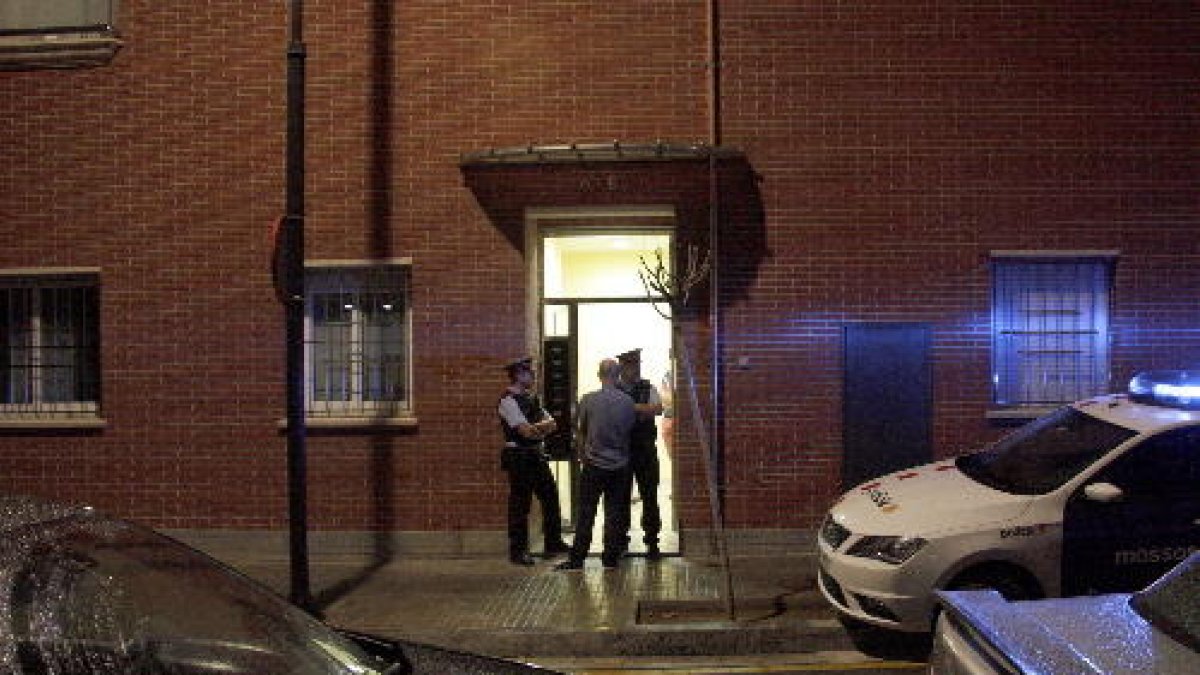 Els Mossos, davant de l’edifici on dijous va tenir lloc el presumpte assassinat masclista.