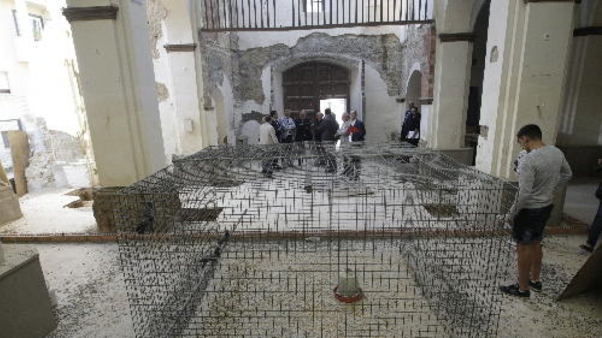 Colomar instal·lat per l’ajuntament de Rosselló a l’interior de l’església de Sant Pere.