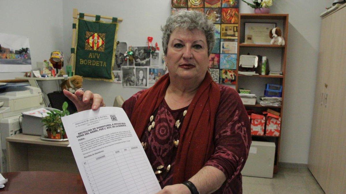 La presidenta veïnal, amb un full per a firmes.