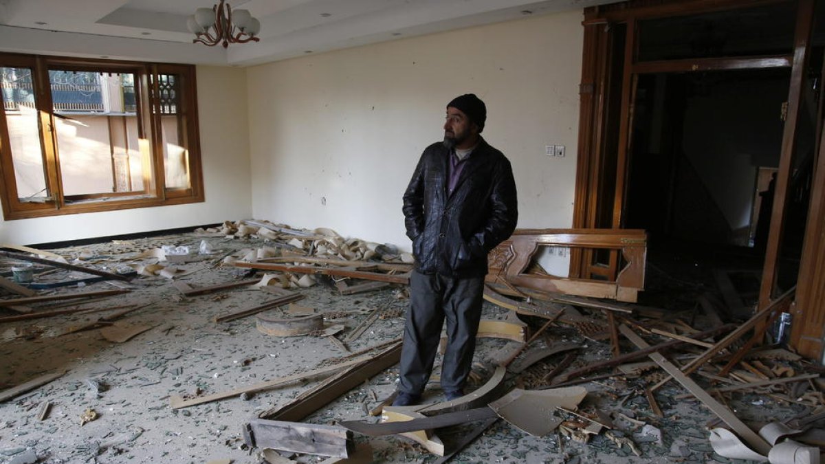 Un home supervisa les destrosses després de l’atac talibà contra l’ambaixada el desembre del 2015.