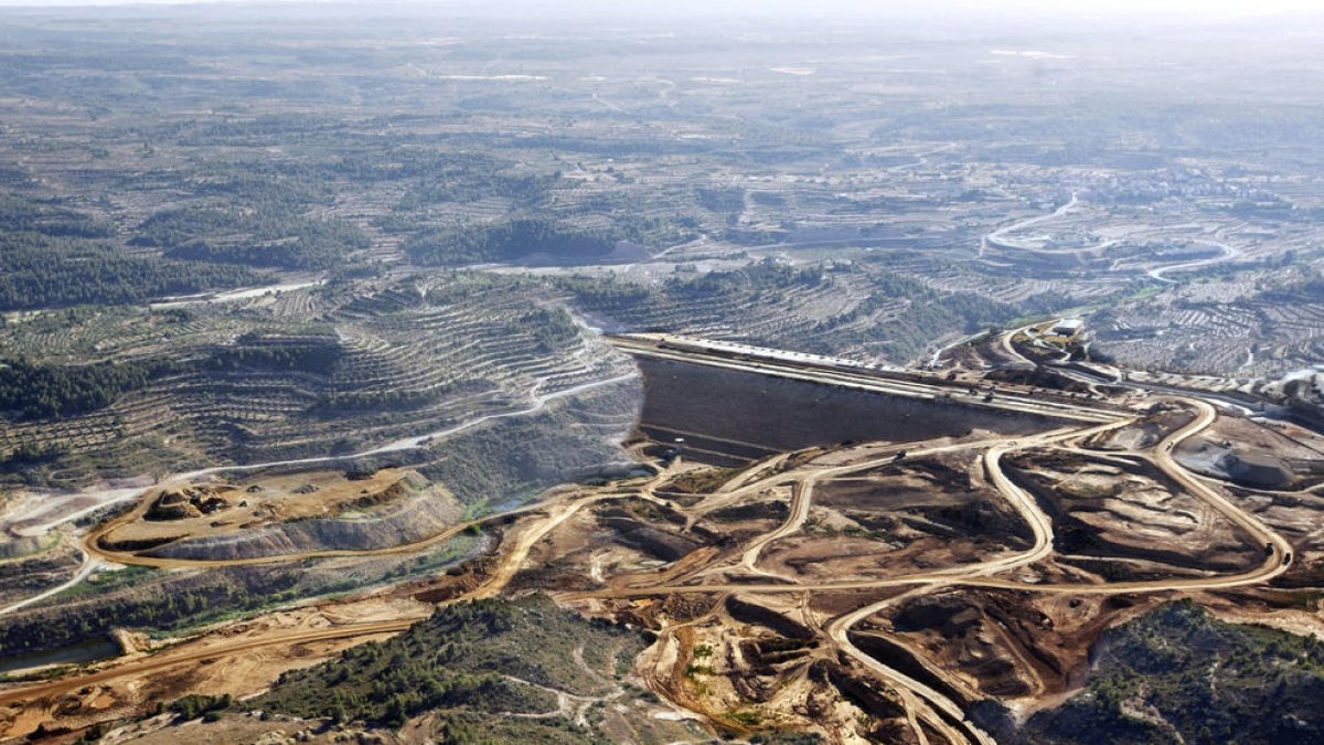 La presa de l’Albagés, amb un 90% de l’altura total ja aixecada, contindrà les aigües del riu Set i del Segarra-Garrigues.