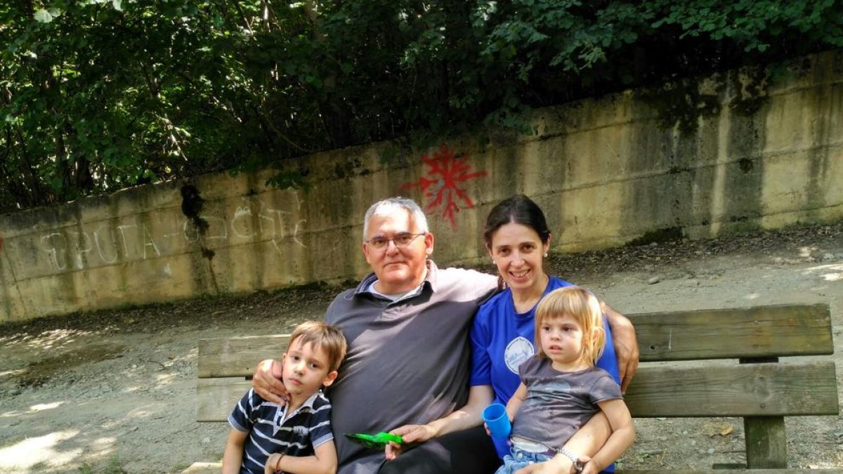 Quim Reverter, d’Esterri d’Àneu, amb la seua dona i els dos fills, Pau i Maria.