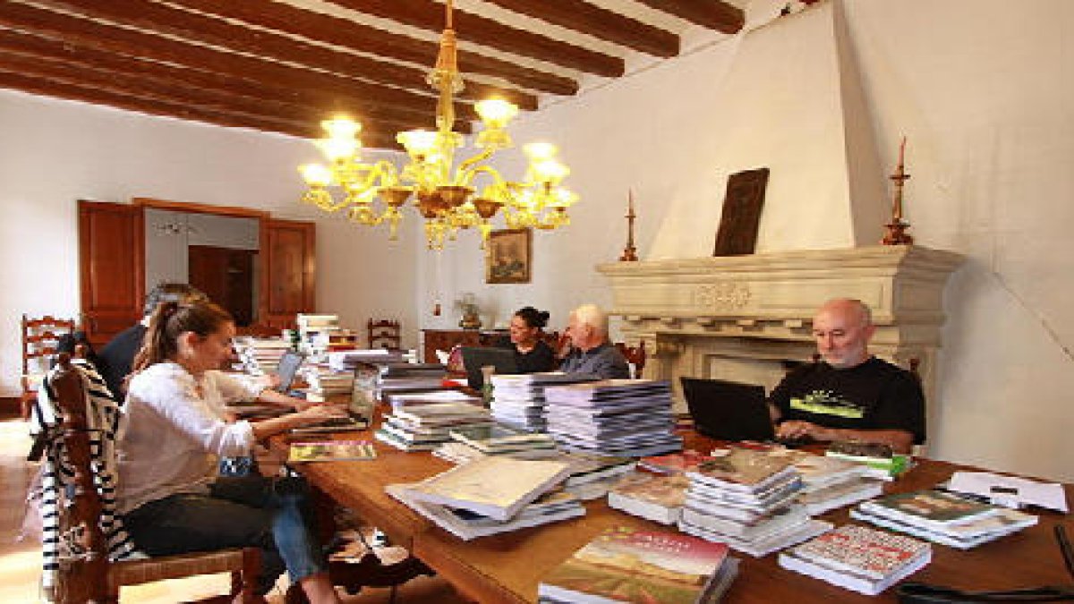 Els participants es van reunir al saló Victòria, menjador d’hivern del Castell del Remei.